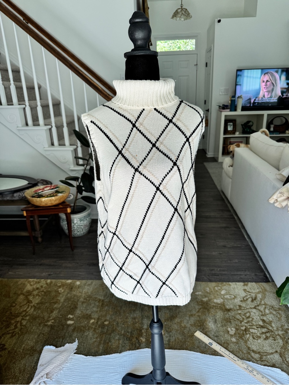 Liz Claiborne Cream Sleeveless Turtleneck Sweater Vest with Black Argyle